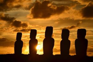 Dawn at Ahu Tongariki, Rapa Nui. Photo credit: Natalia Solar (CC license 4.0). 